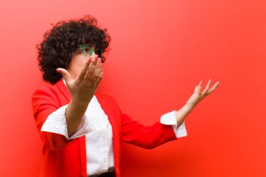 Genç, güzel afro kadın opera yapıyor veya konserde şarkı söylüyor, romantik, sanatsal ve tutkulu hissediyor.