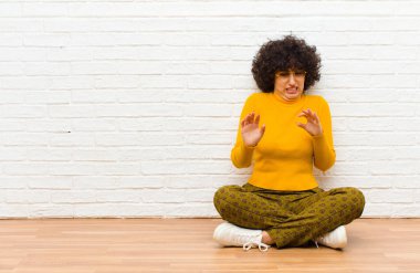 Genç, güzel, afro bir kadın tiksinmiş ve midesi bulanıyor. Pis kokan ya da pis kokan bir şeyden uzak duruyor.