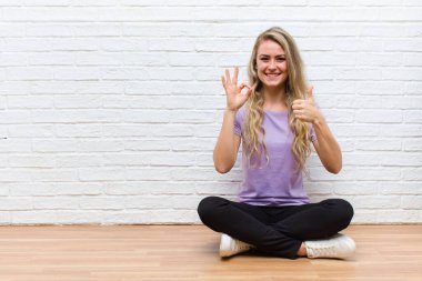 Genç sarışın, güzel bir kadın mutlu, şaşkın, tatmin olmuş ve şaşırmış hissediyor.