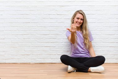 Genç sarışın güzel kadın kendini mutlu, başarılı ve kendinden emin hissediyor, bir meydan okumayla karşı karşıya ve 