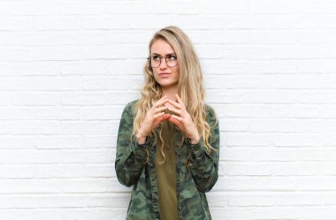 Genç sarışın kadın entrikalar ve komplolar kuruyor, hilekar hileler ve hilekarlıklar düşünüyor, kurnazlık ve ihanet tuğla duvar arkasında