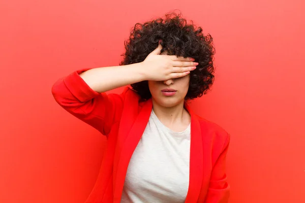 Jovem Mulher Afro Bonita Cobrindo Olhos Com Uma Mão Sentindo — Fotografia de Stock