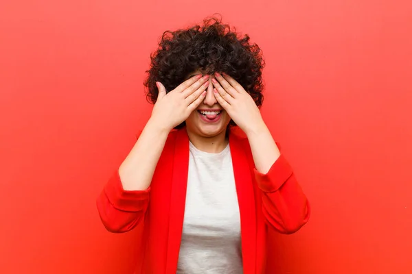 Jovem Mulher Afro Bonita Sorrindo Sentindo Feliz Cobrindo Olhos Com — Fotografia de Stock