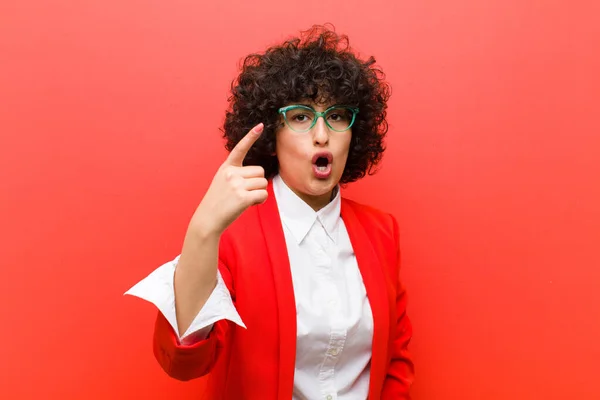 Jovem Bonita Afro Mulher Apontando Para Câmera Com Uma Expressão — Fotografia de Stock