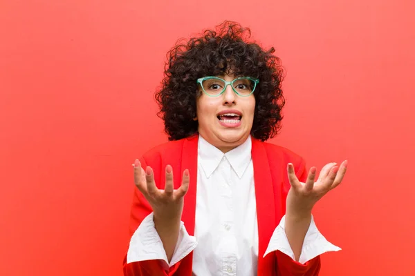 Ung Söt Afro Kvinna Ser Desperat Och Frustrerad Stressad Olycklig — Stockfoto