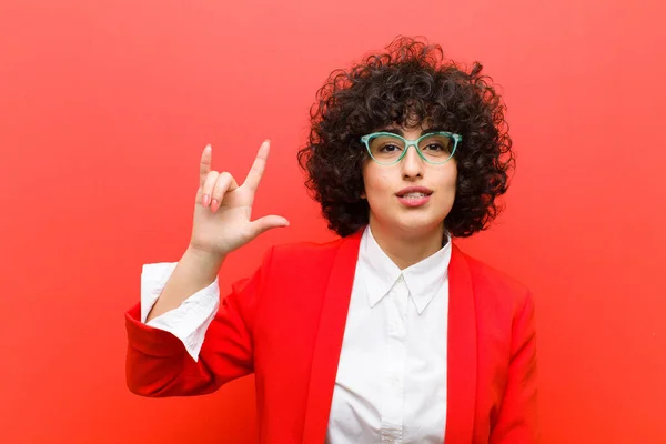 Giovane Bella Afro Donna Sentirsi Felice Divertente Fiducioso Positivo Ribelle — Foto Stock