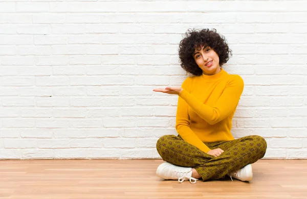 Joven Bonita Afro Mujer Sonriendo Alegremente Sintiéndose Feliz Mostrando Concepto — Foto de Stock