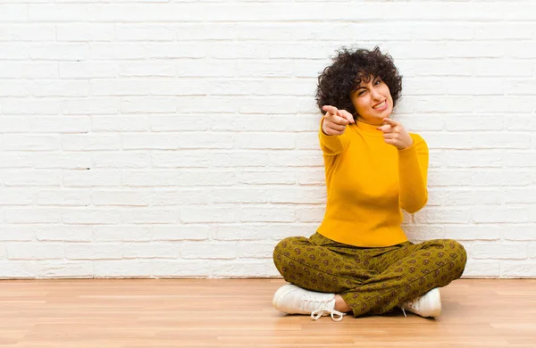 Jong Mooi Afro Vrouw Gevoel Gelukkig Cool Tevreden Ontspannen Succesvol — Stockfoto