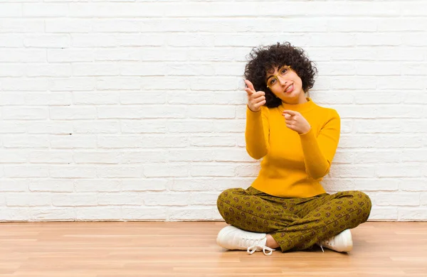 Joven Mujer Bastante Afro Sonriendo Con Una Actitud Positiva Exitosa — Foto de Stock