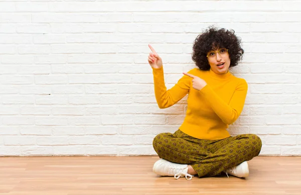 Joven Mujer Afro Bonita Sintiéndose Alegre Sorprendida Sonriendo Con Una — Foto de Stock