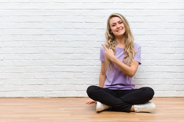 Joven Rubia Bonita Mujer Sonriendo Alegremente Sintiéndose Feliz Señalando Hacia — Foto de Stock