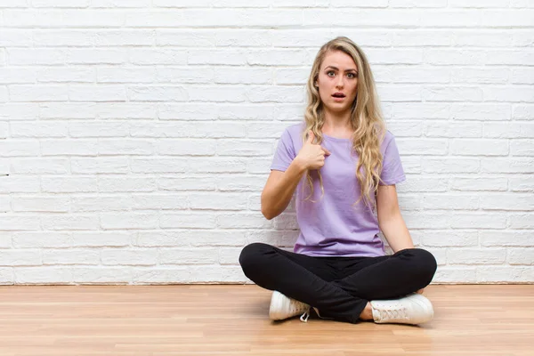 Jong Blond Mooi Vrouw Kijken Geschokt Verrast Met Mond Wijd — Stockfoto