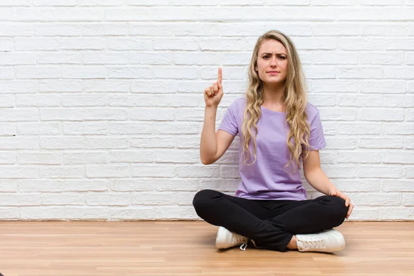 Jong Blond Mooi Vrouw Gevoel Als Een Genie Houd Vinger — Stockfoto