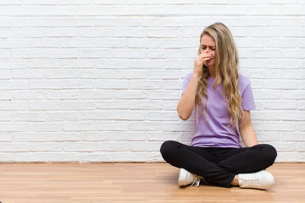 Jong Blond Mooi Vrouw Gevoel Gestrest Ongelukkig Gefrustreerd Aanraken Voorhoofd — Stockfoto