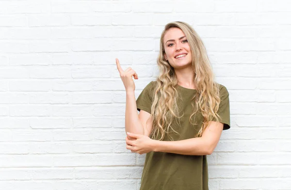 Jovem Mulher Loira Sorrindo Feliz Olhando Para Lados Querendo Saber — Fotografia de Stock