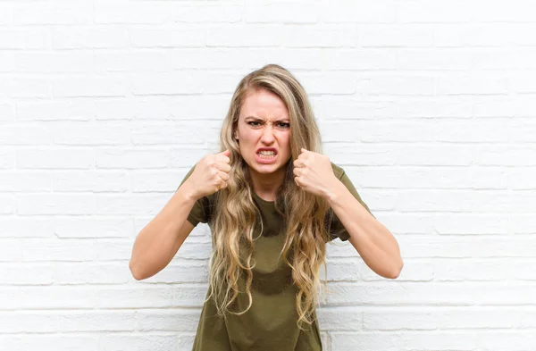 Giovane Donna Bionda Che Grida Aggressivamente Con Sguardo Infastidito Frustrato — Foto Stock