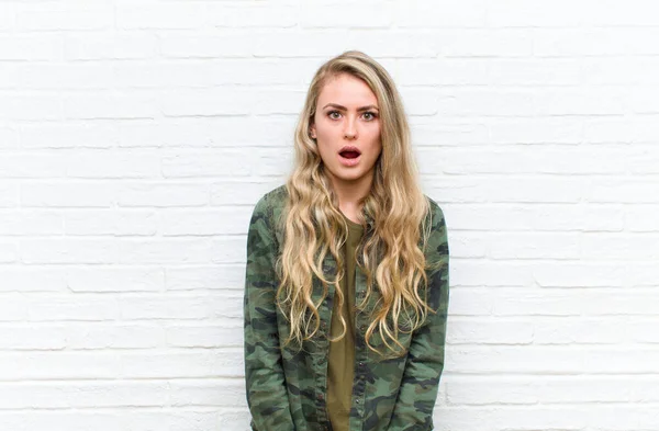 Young Blonde Woman Looking Shocked Angry Annoyed Disappointed Open Mouthed — ストック写真