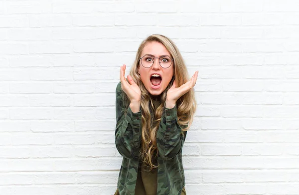 Jong Blond Vrouw Gevoel Geschokt Opgewonden Lachen Verbaasd Gelukkig Vanwege — Stockfoto