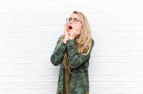 Young Blonde Woman Feeling Happy Excited Surprised Looking Side Both — ストック写真