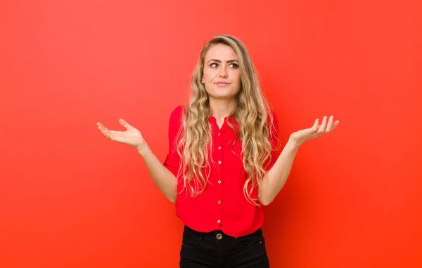 Giovane Donna Bionda Sente Perplesso Confuso Dubitare Ponderare Scegliere Diverse — Foto Stock