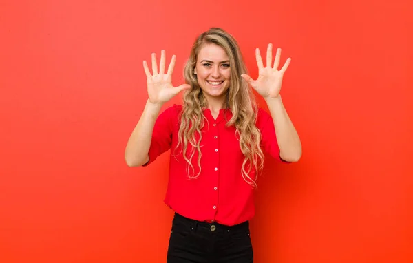 Giovane Donna Bionda Sorridente Amichevole Mostrando Numero Dieci Decimo Con — Foto Stock