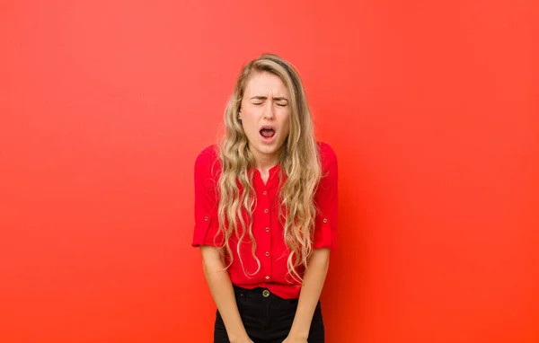 Giovane Donna Bionda Che Grida Aggressivamente Sembra Molto Arrabbiata Frustrata — Foto Stock