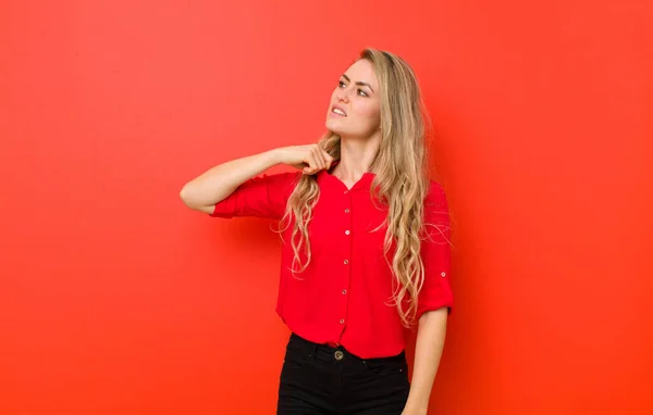 Jonge Blonde Vrouw Voelt Zich Gestrest Angstig Moe Gefrustreerd Trekken — Stockfoto