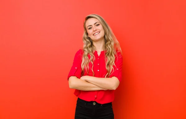 Joven Rubia Que Parece Una Feliz Orgullosa Satisfecha Triunfadora Sonriendo —  Fotos de Stock