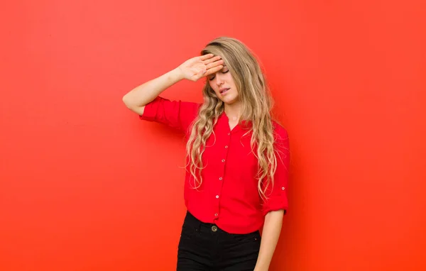 Genç Sarışın Kadın Stresli Yorgun Hayal Kırıklığına Uğramış Görünüyor Alnından — Stok fotoğraf