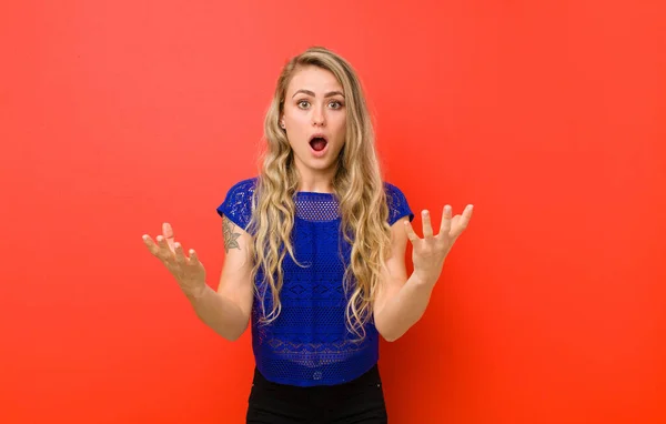 Young Blonde Woman Feeling Extremely Shocked Surprised Anxious Panicking Stressed — Stockfoto
