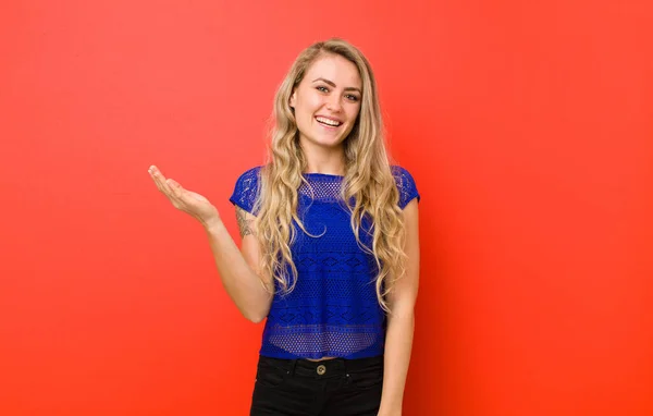 Jonge Blonde Vrouw Voelt Zich Gelukkig Verrast Vrolijk Glimlachend Met — Stockfoto