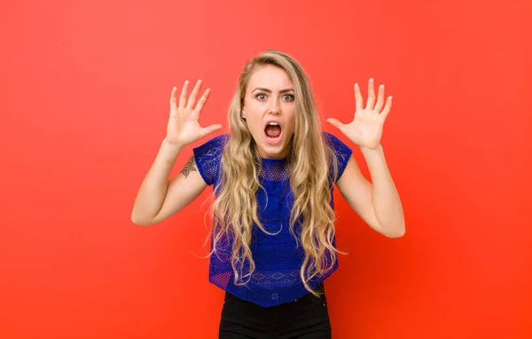 Genç Sarışın Kadın Panik Öfke Içinde Bağırıyor Şok Olmuş Korkmuş — Stok fotoğraf