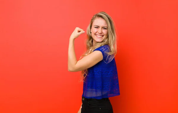 Joven Rubia Sintiéndose Feliz Satisfecha Poderosa Flexing Fit Bíceps Musculosos — Foto de Stock