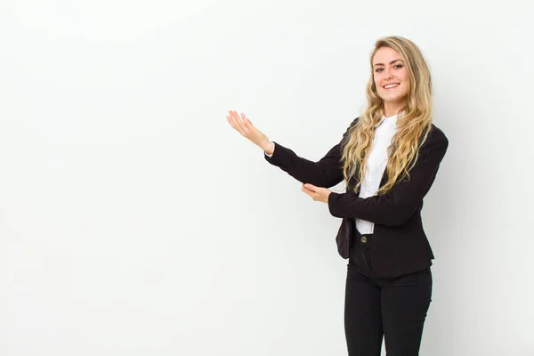 Joven Rubia Sonriendo Orgullosa Confiada Sintiéndose Feliz Satisfecha Mostrando Concepto — Foto de Stock