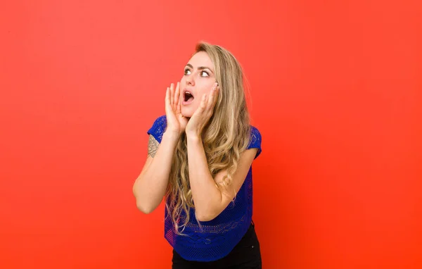 Giovane Donna Bionda Che Sente Felice Eccitata Sorpresa Guardando Lato — Foto Stock