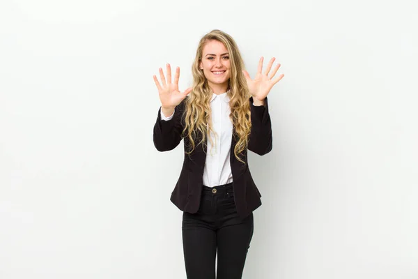 Ung Blond Kvinna Ler Och Ser Vänlig Visar Nummer Tio — Stockfoto