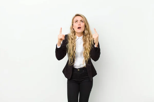 Jonge Blonde Vrouw Kijken Geschokt Verbaasd Open Mond Wijzen Naar — Stockfoto