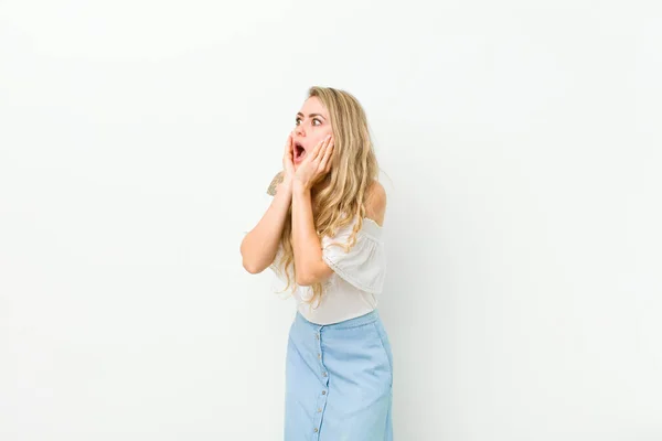 Giovane Donna Bionda Che Sente Felice Eccitata Sorpresa Guardando Lato — Foto Stock