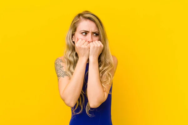 Jeune Femme Blonde Regardant Inquiet Anxieux Stressé Effrayé Les Ongles — Photo