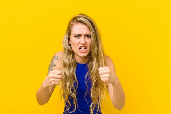 Giovane Donna Bionda Che Grida Aggressivamente Con Sguardo Infastidito Frustrato — Foto Stock