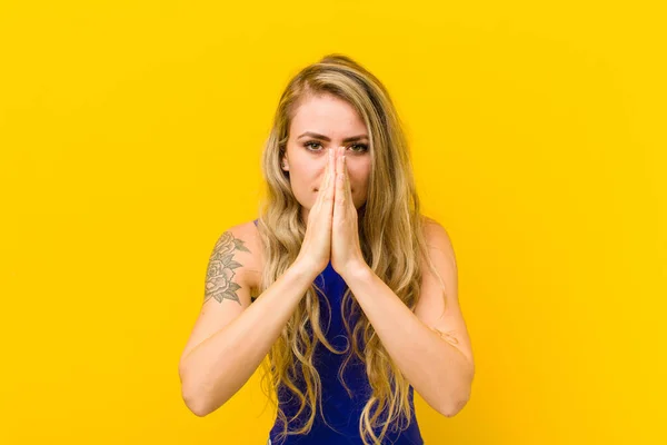 Junge Blonde Frau Besorgt Hoffnungsvoll Und Religiös Betet Treu Mit — Stockfoto