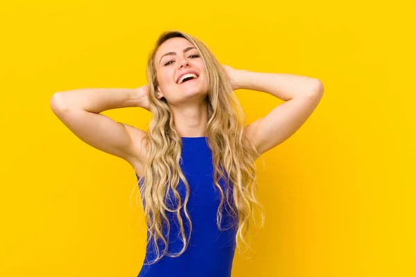 Jonge Blonde Vrouw Glimlachend Zich Ontspannen Tevreden Zorgeloos Positief Lachend — Stockfoto