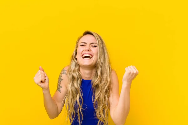 Genç Sarışın Kadın Son Derece Mutlu Şaşırmış Görünüyor Başarıyı Kutluyor — Stok fotoğraf
