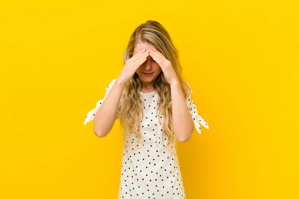 Młoda Blondynka Wyglądająca Zestresowaną Sfrustrowaną Pracująca Pod Presją Bólu Głowy — Zdjęcie stockowe