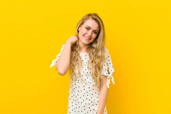 Jovem Loira Rindo Alegremente Confiantemente Com Sorriso Casual Feliz Amigável — Fotografia de Stock