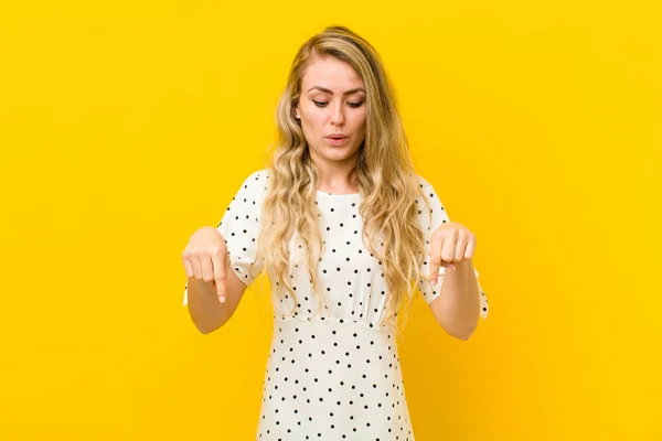 Jonge Blonde Vrouw Met Open Mond Wijzen Naar Beneden Met — Stockfoto