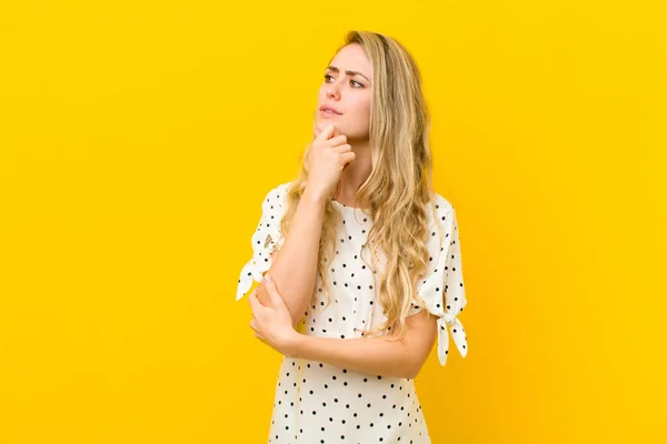 Jonge Blonde Vrouw Denken Gevoel Twijfelachtig Verward Met Verschillende Opties — Stockfoto