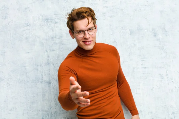 Joven Cabeza Roja Hombre Sonriendo Mirando Feliz Seguro Amable Ofreciendo —  Fotos de Stock