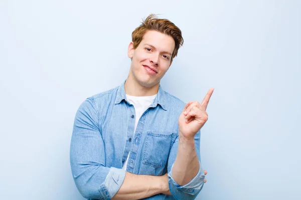 Joven Hombre Cabeza Roja Sonriendo Felizmente Mirando Hacia Los Lados — Foto de Stock