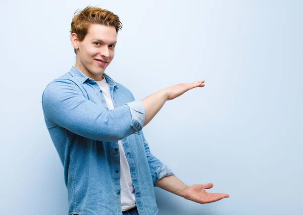 Jovem Homem Cabeça Vermelha Sorrindo Sentindo Feliz Positivo Satisfeito Segurando — Fotografia de Stock